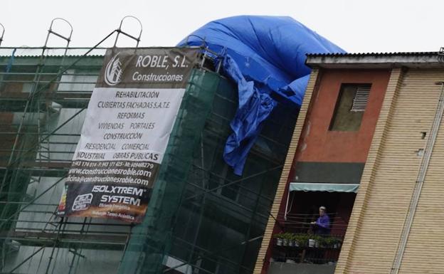 El fuerte viento de ha llevado el recubrimiento de un inmueble en Ermua.