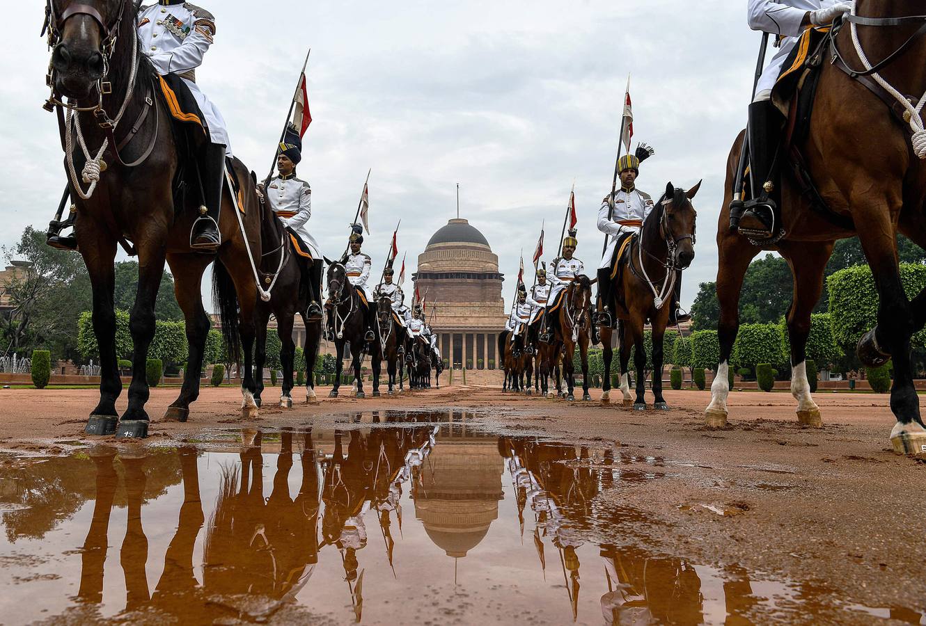 Los llamados «guardaespaldas del presidente» son una selecta unidad de caballería india compuesta por 200 miembros, asignada durante siglos a las personalidades del país. Para formar parte de este grupo de élite, que montará los mejores caballos y vestirá los más llamativos uniformes, los aspirantes deben medir al menos 1,82, tener apariencia agradable y una reputación fuera de dudas. Sin embargo, a pesar de la pompa y el nombre, los guardaespaldas no protegen al presidente: su seguridad corre a cargo de la policía de Delhi.
