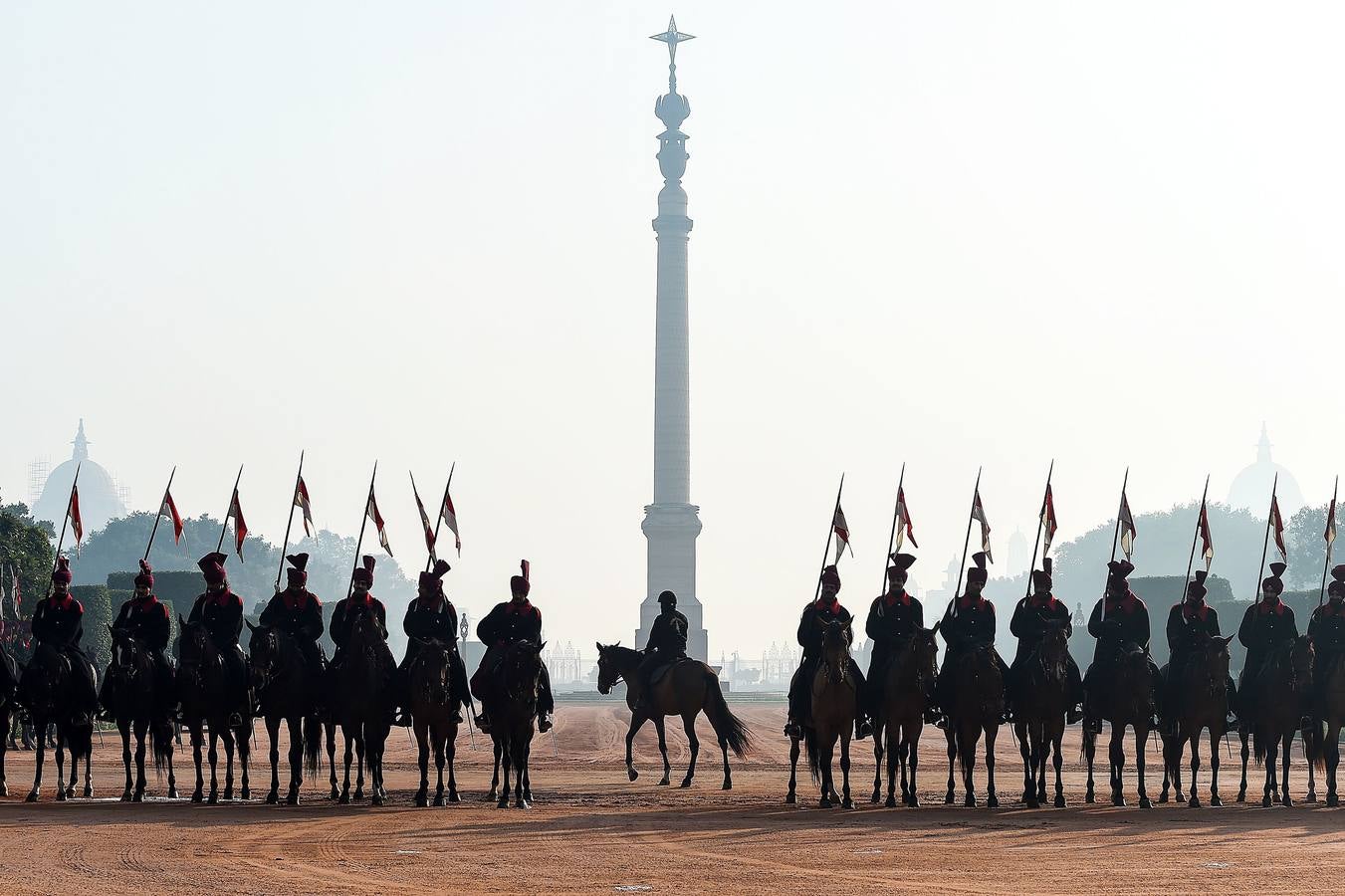 Los llamados «guardaespaldas del presidente» son una selecta unidad de caballería india compuesta por 200 miembros, asignada durante siglos a las personalidades del país. Para formar parte de este grupo de élite, que montará los mejores caballos y vestirá los más llamativos uniformes, los aspirantes deben medir al menos 1,82, tener apariencia agradable y una reputación fuera de dudas. Sin embargo, a pesar de la pompa y el nombre, los guardaespaldas no protegen al presidente: su seguridad corre a cargo de la policía de Delhi.