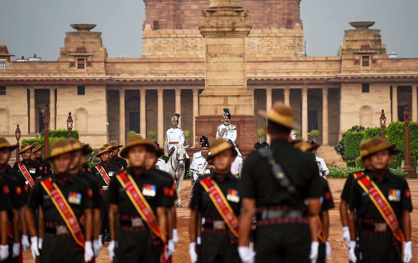 Los llamados «guardaespaldas del presidente» son una selecta unidad de caballería india compuesta por 200 miembros, asignada durante siglos a las personalidades del país. Para formar parte de este grupo de élite, que montará los mejores caballos y vestirá los más llamativos uniformes, los aspirantes deben medir al menos 1,82, tener apariencia agradable y una reputación fuera de dudas. Sin embargo, a pesar de la pompa y el nombre, los guardaespaldas no protegen al presidente: su seguridad corre a cargo de la policía de Delhi.