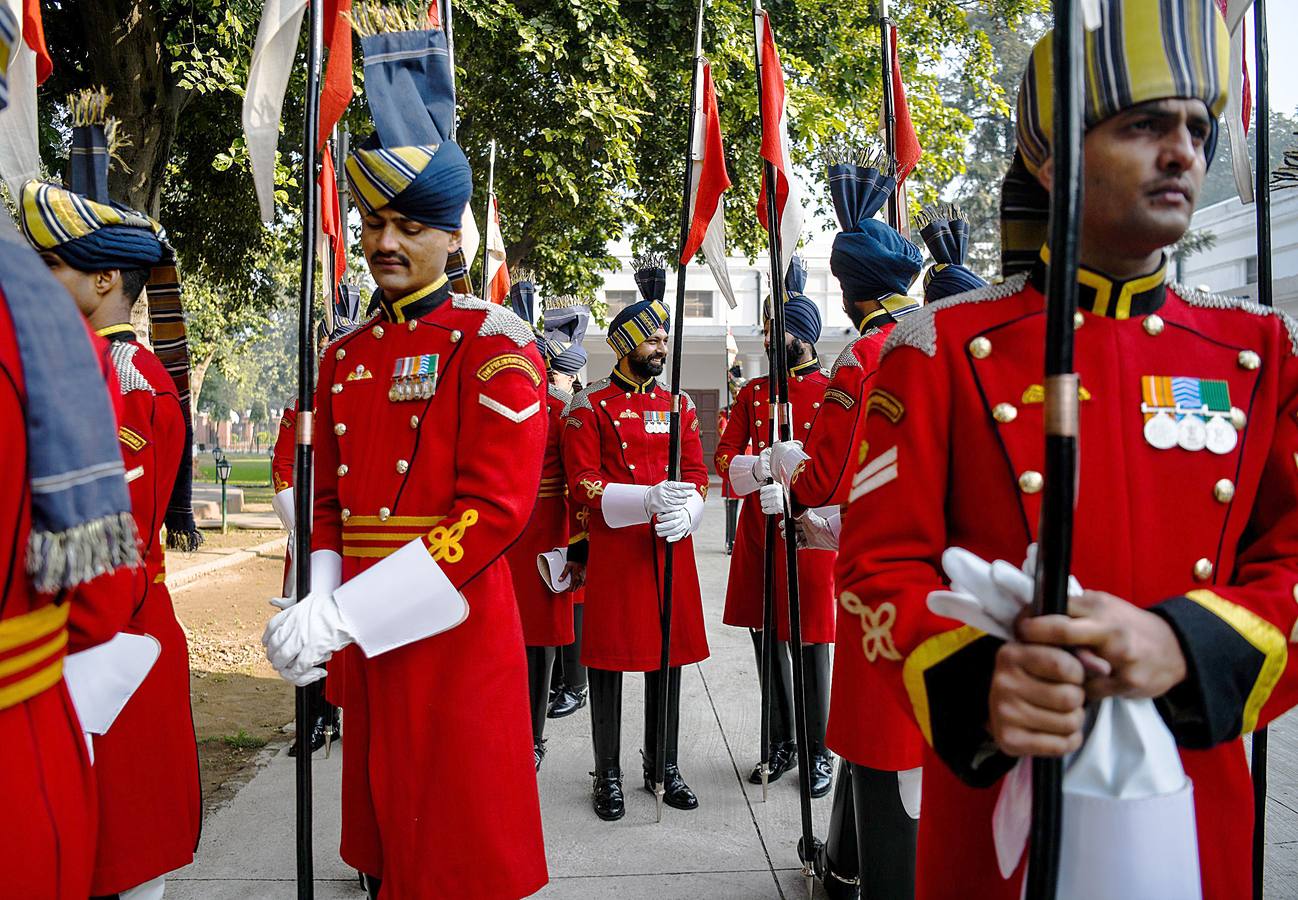 Los llamados «guardaespaldas del presidente» son una selecta unidad de caballería india compuesta por 200 miembros, asignada durante siglos a las personalidades del país. Para formar parte de este grupo de élite, que montará los mejores caballos y vestirá los más llamativos uniformes, los aspirantes deben medir al menos 1,82, tener apariencia agradable y una reputación fuera de dudas. Sin embargo, a pesar de la pompa y el nombre, los guardaespaldas no protegen al presidente: su seguridad corre a cargo de la policía de Delhi.