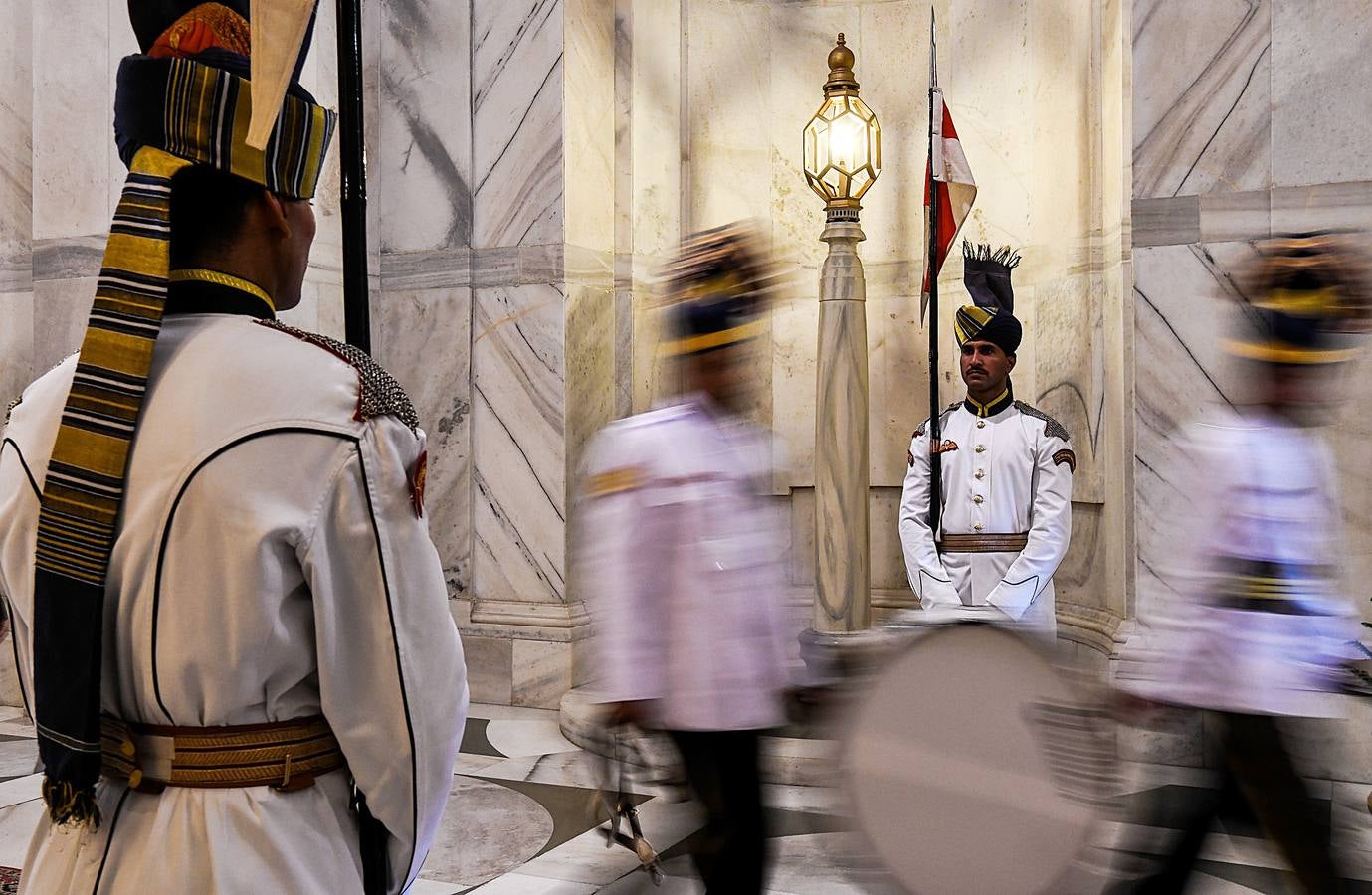 Los llamados «guardaespaldas del presidente» son una selecta unidad de caballería india compuesta por 200 miembros, asignada durante siglos a las personalidades del país. Para formar parte de este grupo de élite, que montará los mejores caballos y vestirá los más llamativos uniformes, los aspirantes deben medir al menos 1,82, tener apariencia agradable y una reputación fuera de dudas. Sin embargo, a pesar de la pompa y el nombre, los guardaespaldas no protegen al presidente: su seguridad corre a cargo de la policía de Delhi.