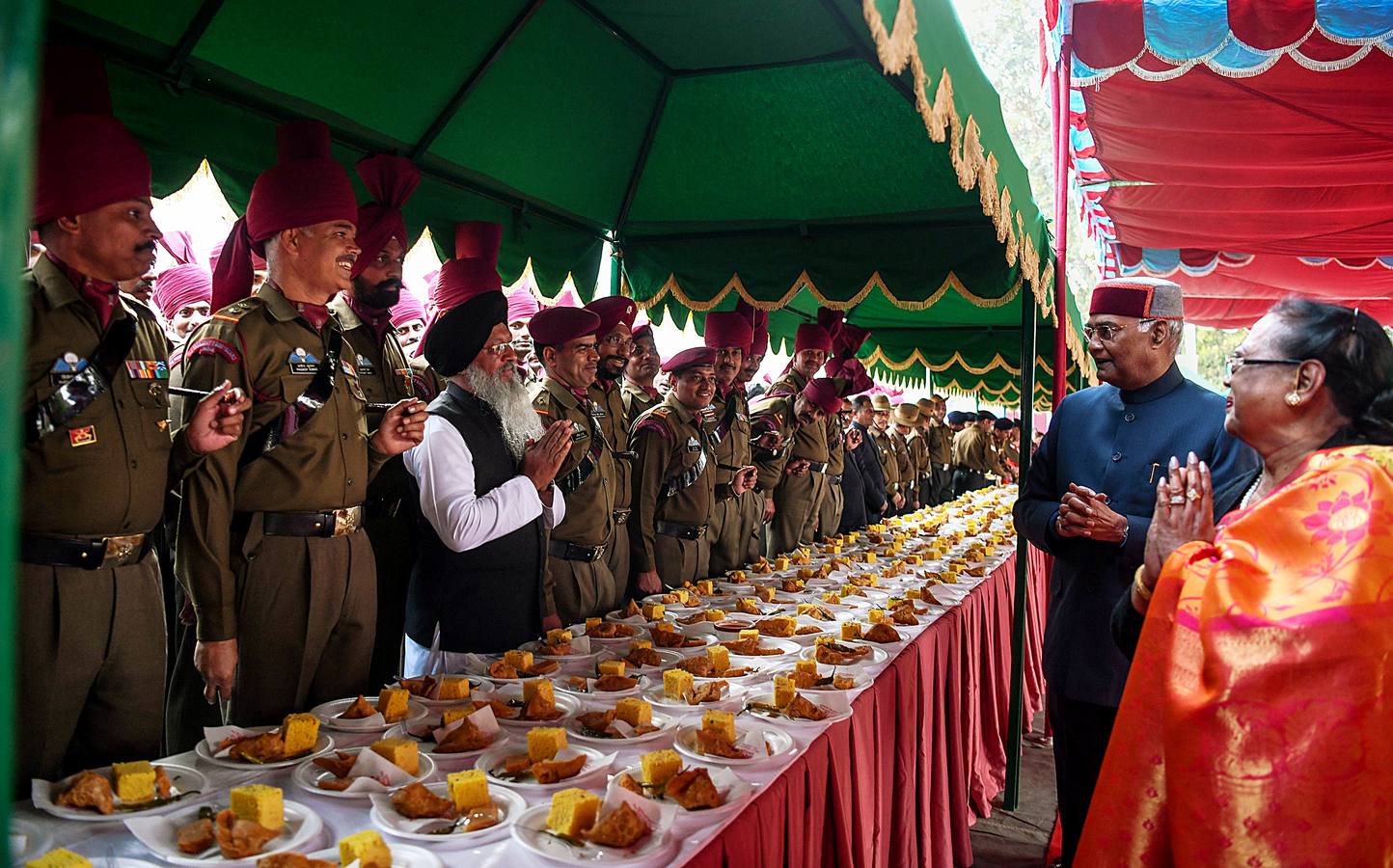 Los llamados «guardaespaldas del presidente» son una selecta unidad de caballería india compuesta por 200 miembros, asignada durante siglos a las personalidades del país. Para formar parte de este grupo de élite, que montará los mejores caballos y vestirá los más llamativos uniformes, los aspirantes deben medir al menos 1,82, tener apariencia agradable y una reputación fuera de dudas. Sin embargo, a pesar de la pompa y el nombre, los guardaespaldas no protegen al presidente: su seguridad corre a cargo de la policía de Delhi.