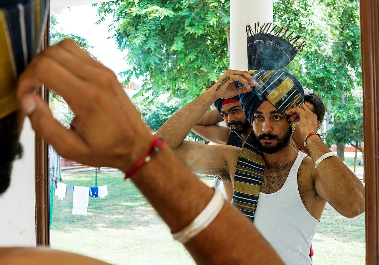 Los llamados «guardaespaldas del presidente» son una selecta unidad de caballería india compuesta por 200 miembros, asignada durante siglos a las personalidades del país. Para formar parte de este grupo de élite, que montará los mejores caballos y vestirá los más llamativos uniformes, los aspirantes deben medir al menos 1,82, tener apariencia agradable y una reputación fuera de dudas. Sin embargo, a pesar de la pompa y el nombre, los guardaespaldas no protegen al presidente: su seguridad corre a cargo de la policía de Delhi.