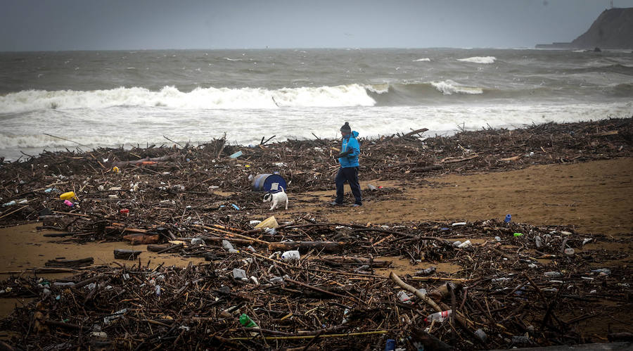 La basura acumulada por el temporal en la playa de Ereaga