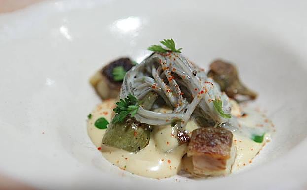 La alcachofa con holandesa de anguila, angulas y estragón de Camarena.
