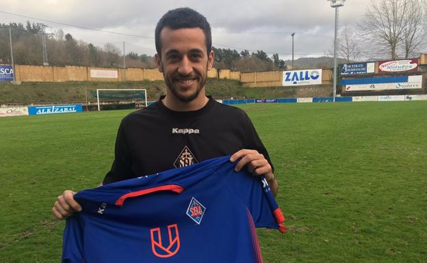 Micaló posa en las instalaciones de Urritxe con la camiseta de los azules.