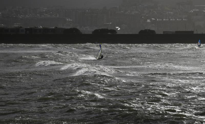 Los amantes del windsurf encontraron en 'Gabriel' el aliado perfecto en la playa de Ereaga.