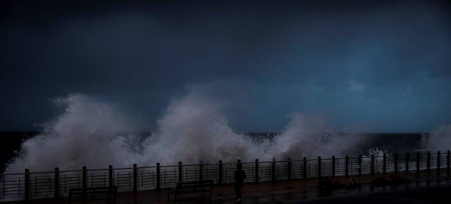 El paseo nuevo de San Sebastián quedó cerrado a los paseantes por el fuerte oleaje.