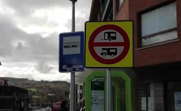 Señal colocada en Plentzia para prohibir el paso de las caravanas. 
