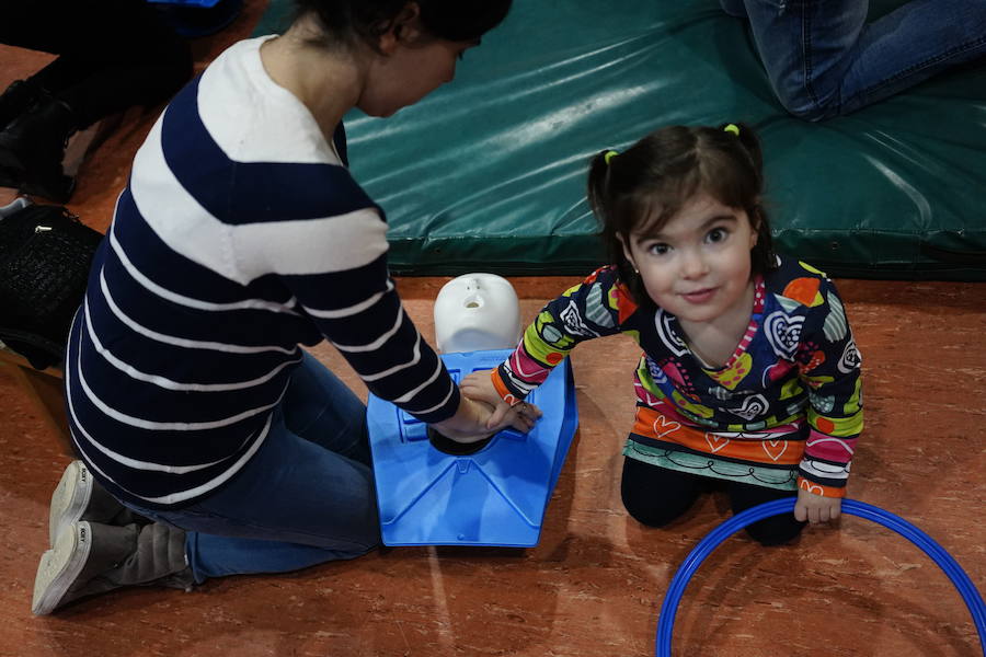 Una treintena de escolares y cien padres de Etxebarri asisten a curos de primeros auxilios para aprender a reaccionar ante una emergencia.