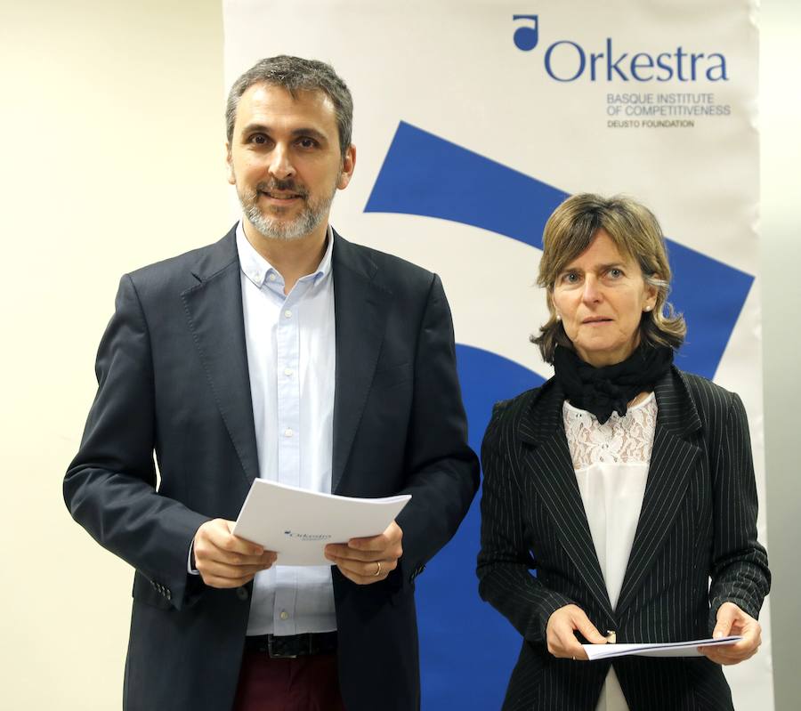 Agustín Zubillaga, autor del estudio, y Mari Jose Aranguren, directora de Orkestra. 