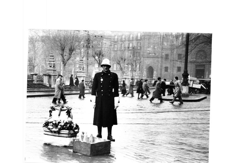 Policia municipal de trafico en el Arenal con los regalos recibidos por los conductores locales por Navidad en 1945.