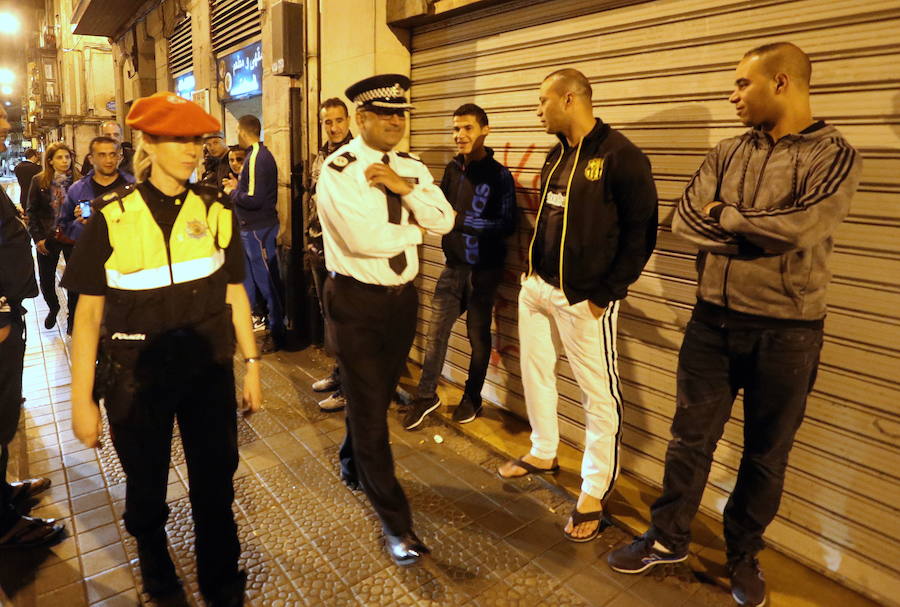 Dos policias de Scotland Yard, acompañaron en 2016 a la guardia urbana durante una patrulla nocturna por el Casco Viejo y San Francisco.