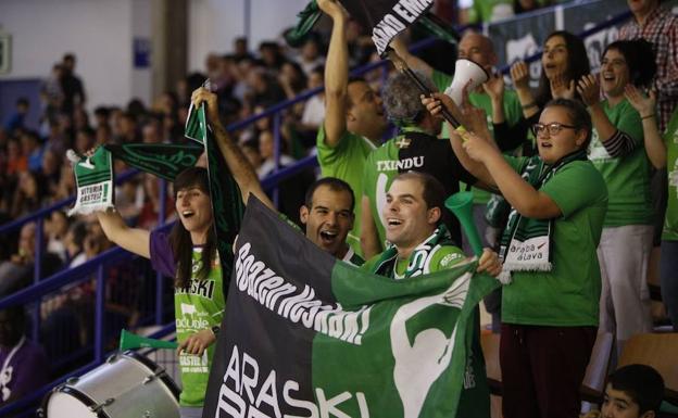 Aficionados del Araski en el pabellón de Mendizorroza.