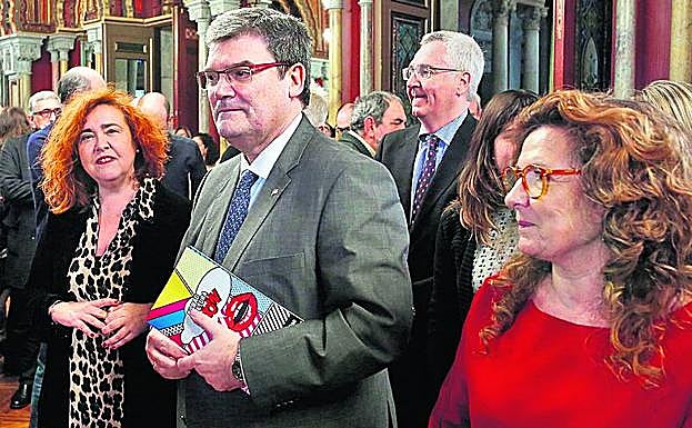 El alcalde, Juan Mari Aburto, con la concejala de Cultura.