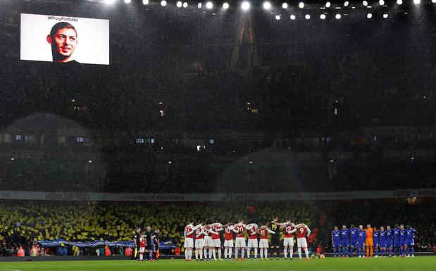 Minuto de silencio por Emiliano Sala antes del Arsenal Cardiff. 