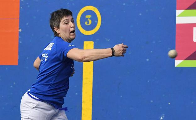 Maider Mendizabal, en un partido de pelota mano.