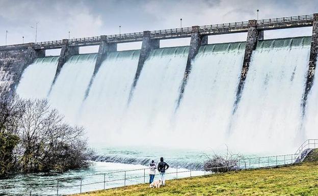 El desembalse en Ullibarri continúa ante la previsión de que siga lloviendo en los próximos días. 