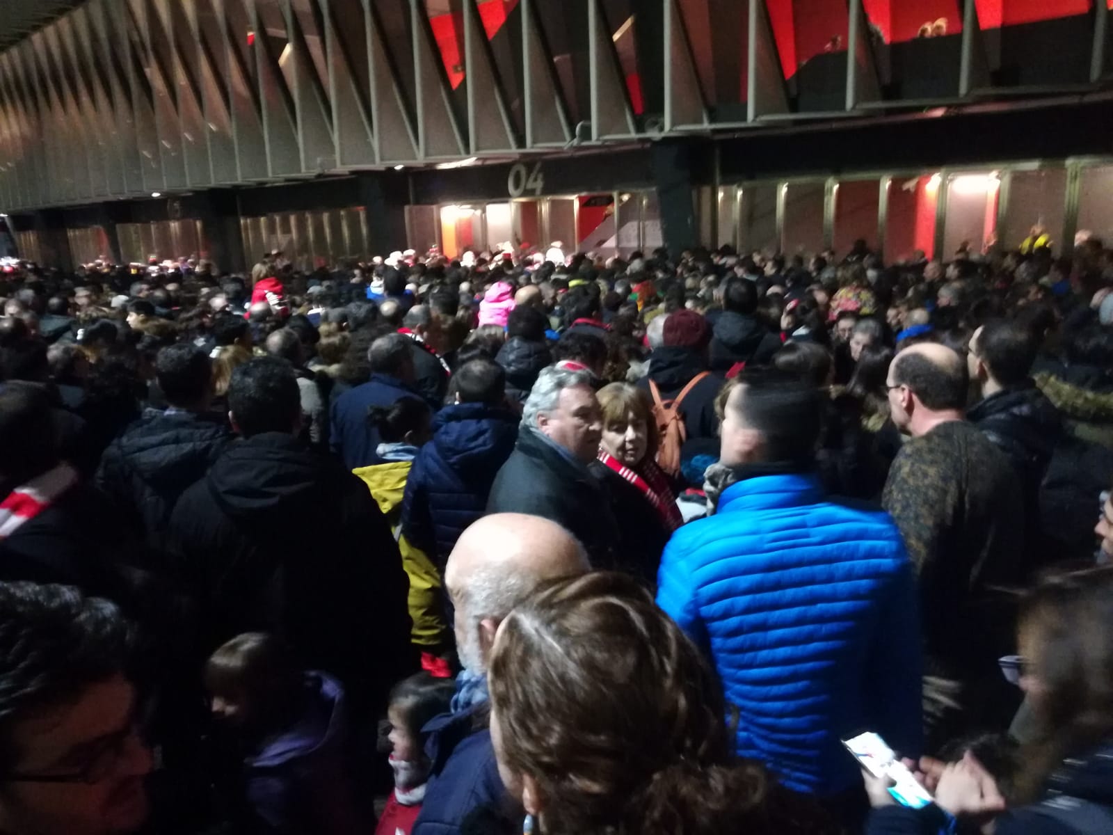 El partido de Copa de la Reina ha animado a muchos aficionados a acercarse al estadio y animar a las chicas