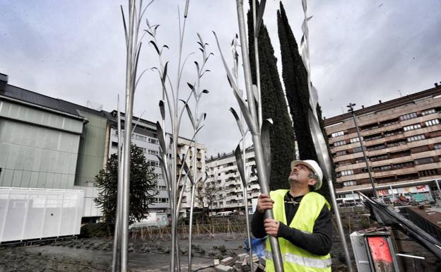 Casto Solano no piede detalle y colabora en la instalación de su escultura.