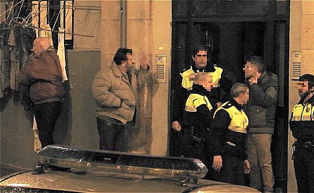 Agentes en el momento de la detención. 