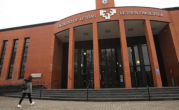 Fachada de la Facultad de Letras en Vitoria.