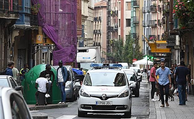 Un coche patrulla circula por la calle San Francisco. 