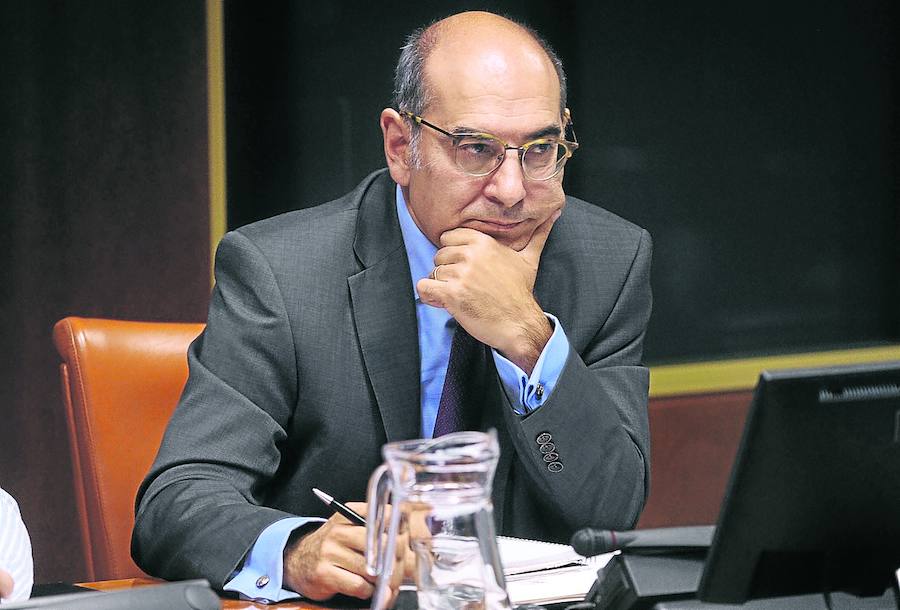 El consejero de Salud, Jon Darpón, en una comparecencia en el Parlamento vasco.