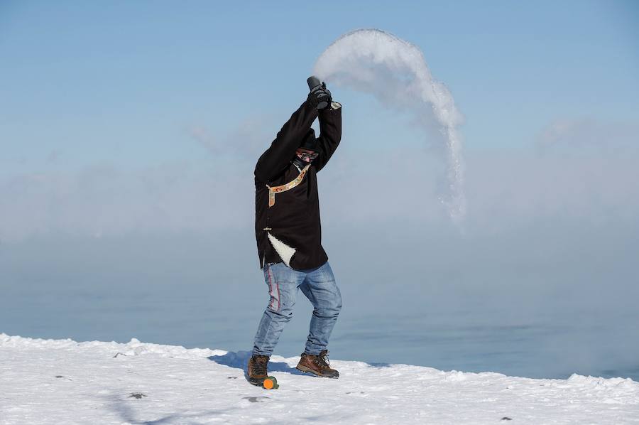 Las temperaturas extremas dejan ocho muertos en los estados de Illinois, Wisconsin, Iowa y Nebraska, y varios casos de congelamiento. En algunos casos han desplomado los termómetros hasta los 40 grados bajo cero, por lo que las autoridades han instado a la ciudadanía a extremar la precaución.