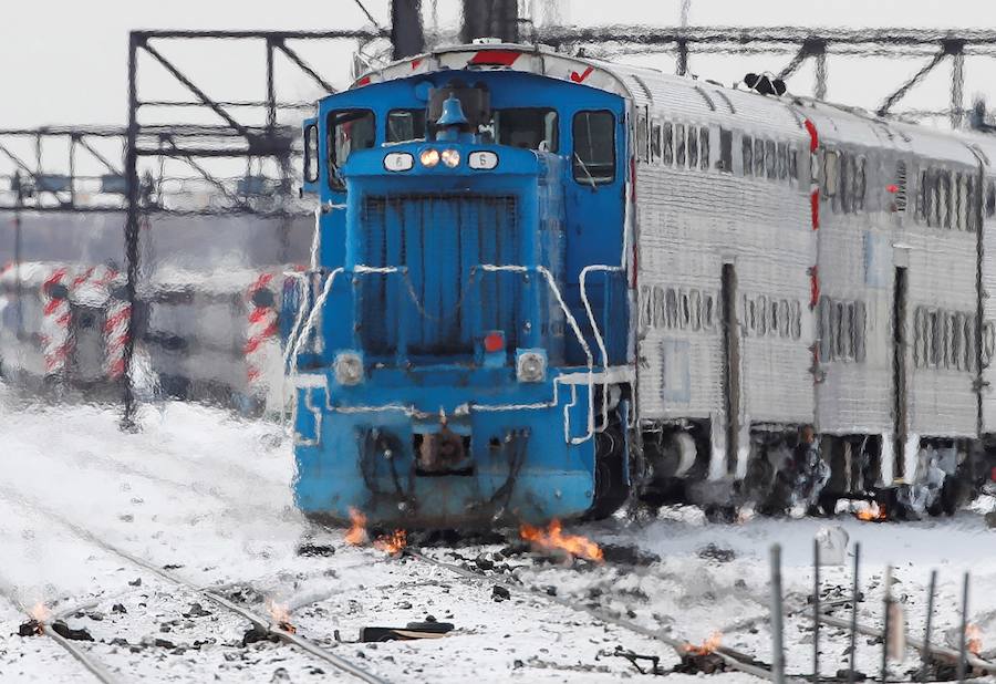 Calentadores a gas se colocan en las vías del tren en Chicago.