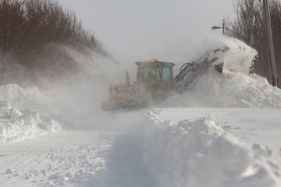 Un trabajador retira la nieve acumulada para despejar una carretera en Buffalo, Nueva York.