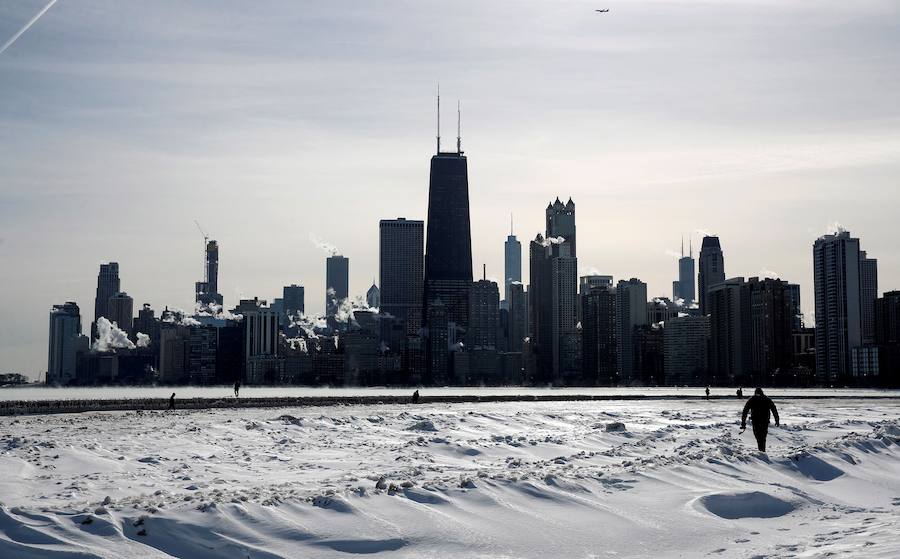 En Chicago, donde este miércoles se alcanzó el segundo día más frío de su historia, la diferencia entre las temperaturas mínimas de -25 grados que se alcanzaron y las previstas para el domingo será de más de 30 grados.