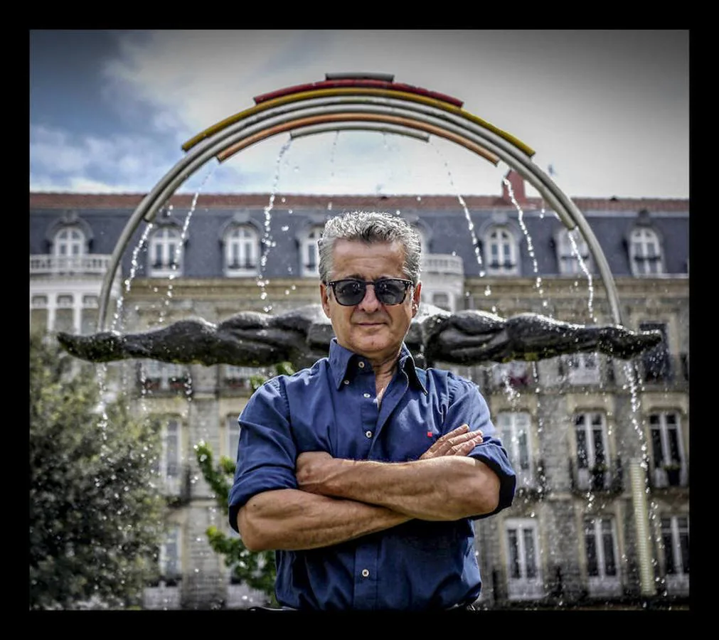 Un hombre musculado levanta los brazos en cruz, sobre los que se eleva un arcoíris que, con el tiempo, ha perdido buena parte de su brillo. Se inauguró en 1985 y fue la primera obra que se instaló en Vitoria dentro del programa que buscaba destinar el 1% del presupuesto de una obra pública a producción cultural. Costó 380.000 pesetas y pretende servir de homenaje al pintor vitoriano Fernando de Amárica. 