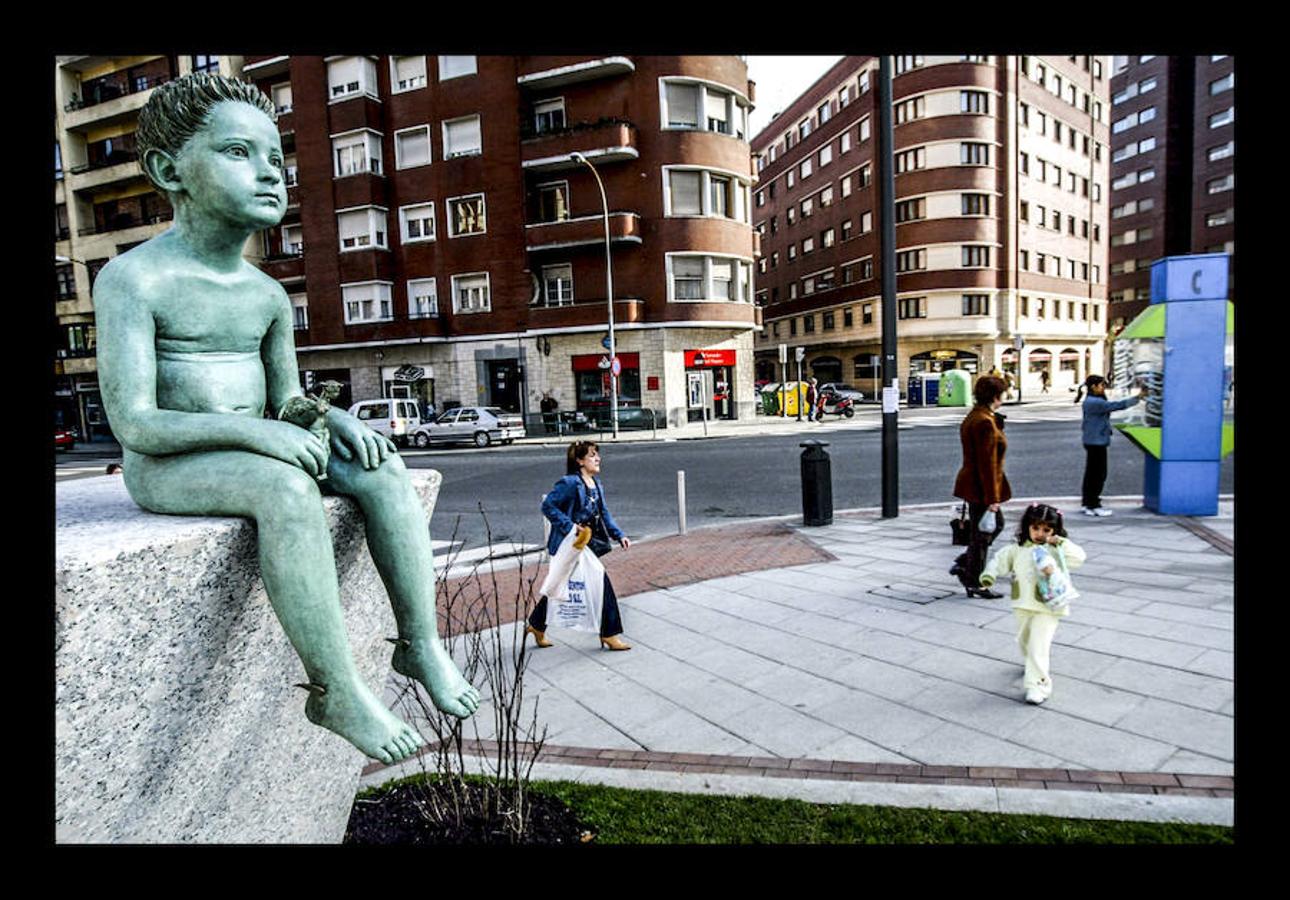 El autor creó un dios Mercurio poco convencional: un Mercurio niño y sedente sobre un pedestal trapezoidal. La obra se localiza en la bilbaína Plaza de la Casilla y fue instalada en 2002 tras la remodelación de la plaza.