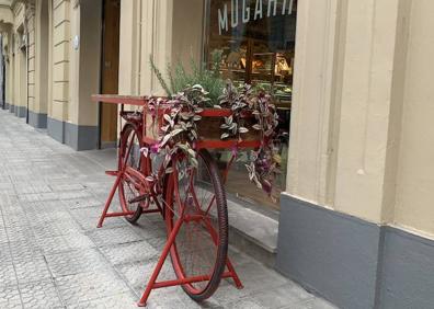 Imagen secundaria 1 - Arriba. los dependeintes del Kapikua, Alberto y Ainara. A la izquierda, la decoración del Mugarra. A la derecha, el maltrecho geranio de Chance. 