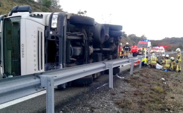 Los servicios de emergencia atienden a los heridos.