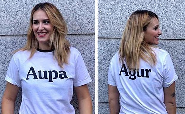 Beatriz Urigoitia posa con una original camiseta con la palabra 'Aupa' en la parte delantera y 'Agur' en la trasera.