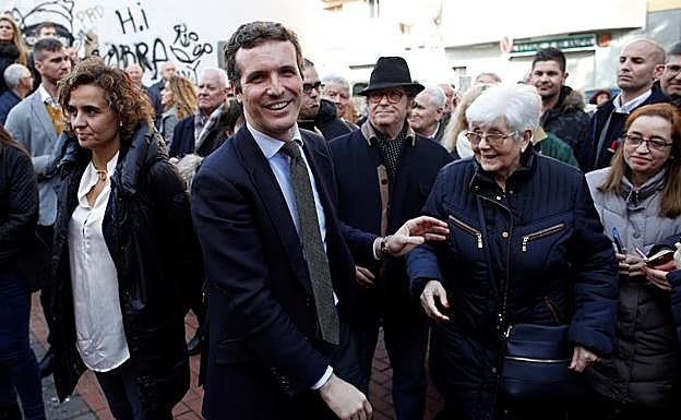 El líder del PP, Pablo Casado, acompañado por la portavoz popular en el Congreso, Dolors Montserrat.