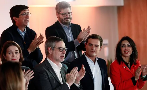 Rivera, junto a los miembros de su equipo, entre ellos su número dos, José Manuel Villegas (2i, abajo), durante el Consejo General. 