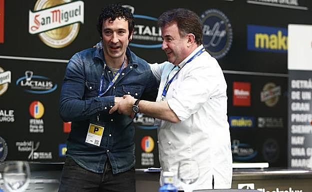 Eneko Atxa, nombrado Cocinero del Año, junto a Martín Berasategui, jurados del concurso 'Bocados con queso'. 