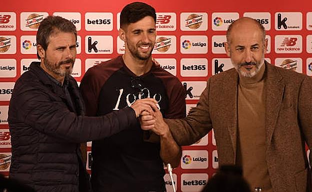 Kodro junto a Rafa Alkorta y Aitor Elizegi durante su presentación en Lezama.