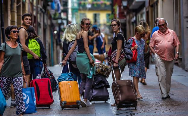 Turistas con sus maletas en el Casco Viejo de Bilbao. 