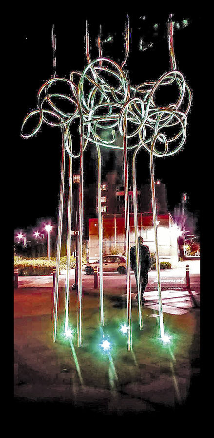 La escultura Togetherness está instalada en Seattle y es un homenaje a un líder del movimiento por los derechos civiles de la ciudad. La pieza fue realizada en acero y bronce y de 7 metros de altura y está pensada para proyectar diferentes siluetas y formas geométricas en el suelo en función de cómo incide la luz en ella. 