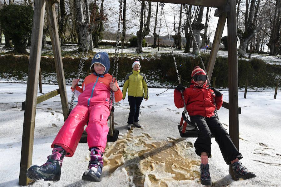 Los más pequeños han disfrutado de la nieve en Urkiola.