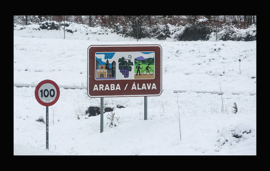 La nevada ha obligado a cerrar puertos de montaña y ha dificultado la circulación en la red viaria, en especial, en Álava