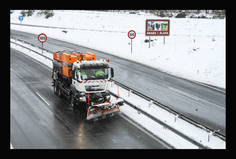 La nevada ha obligado a cerrar puertos de montaña y ha dificultado la circulación en la red viaria, en especial, en Álava