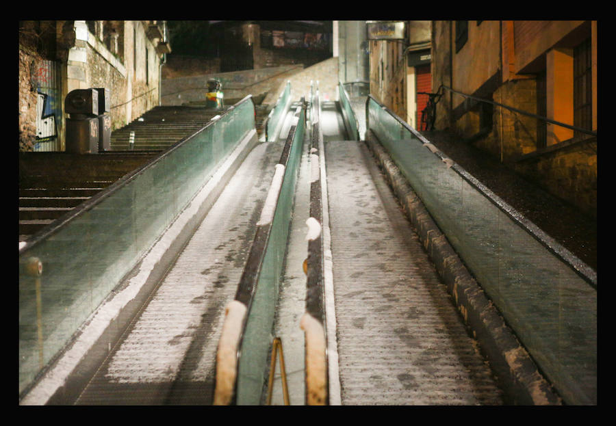 Una fina capa de nieve ha cubierto esta madrugada las escaleras mecánicas del Casco Medieval de Vitoria.