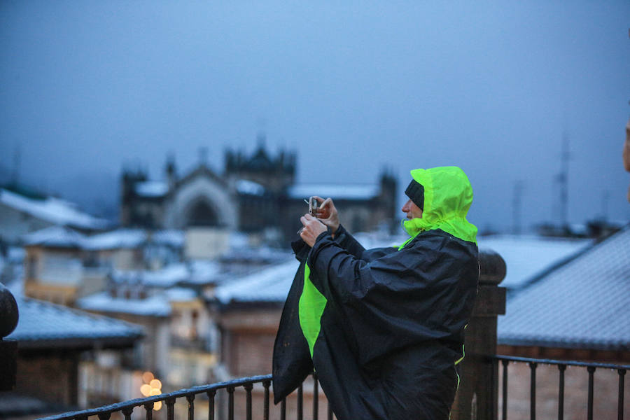 Algunos vitorianos han madrugado para sacar fotos de Vitoria cubierta de nieve.