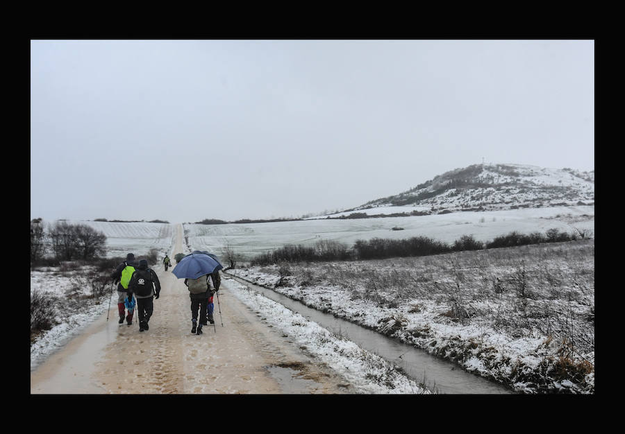 Algunos aficionados al monte, de camino hacia Olárizu, cubierta por la nieve.